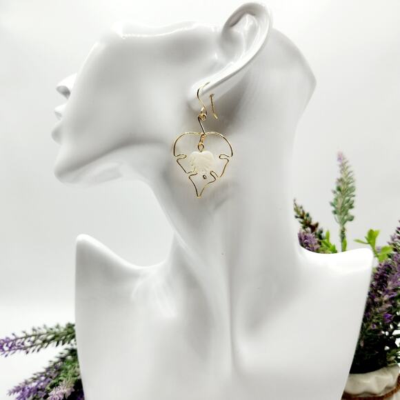 Handmade Gold Wire Leaf Shell Dangle Earrings / Minimalist Earrings / Boho Chic - Picture 7 of 13